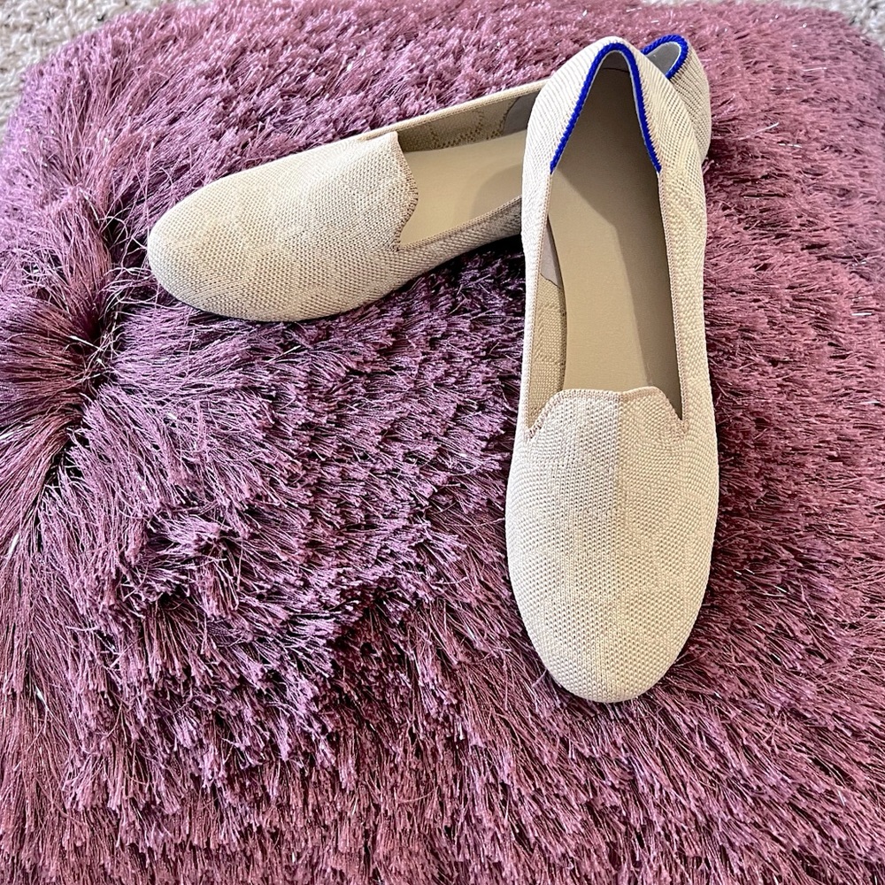 Rothy’s rare retired print loafers with subtle giraffe print, size 6